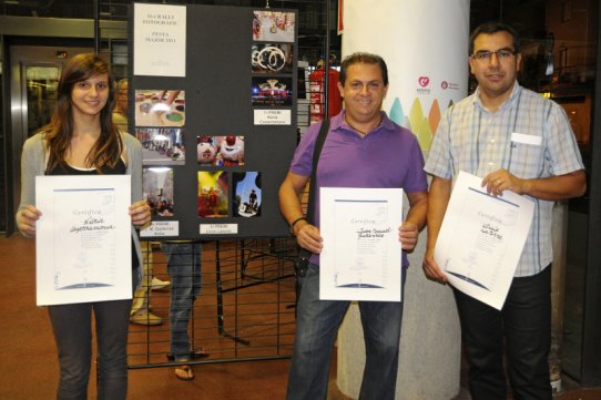 D'esquerra a dreta, els guanyadors dels premis de la categoria d'adults: Núria Casarramona (1r premi), Juan Manuel Gutiérrez (2n premi), i Lluís Latorre (3r premi)