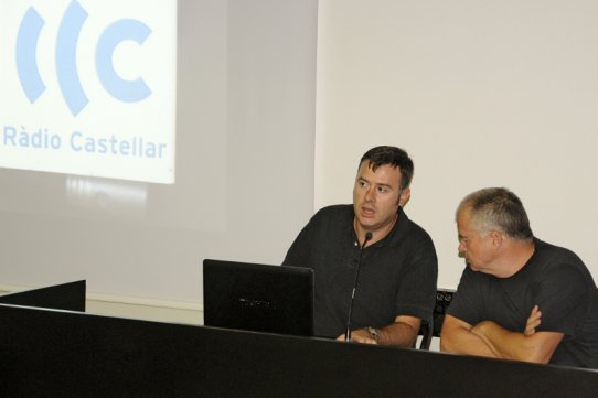 El director dels mitjans municipals, Julià Guerrero, i el regidor de Comunicació, Pepe González, van presentar la nova programació de Ràdio Castellar