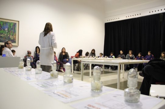 Imatge del taller de perfums celebrat el 9 de novembre en el marc del Mes de la Ciència