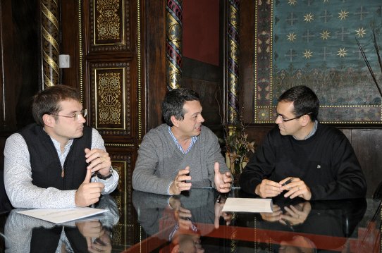 El regidor de l'Àrea de Territori, Aleix Canalís, el president de l'Associació de Veïns del Racó, Josep M. Dalmau, i l'alcalde, Ignasi Giménez, durant la signatura del conveni