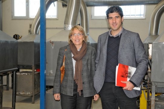 El regidor de Promoció Econòmica, Joan Creus, i la presidenta del Centre Metal·lúrgic, Sofia Gabarró, a la visita que han fet avui al Taller del Metall del Pla de la Bruguera