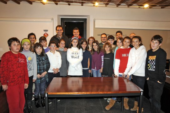Foto de família dels membres del Consell d'Infants amb l'alcalde, Ignasi Giménez