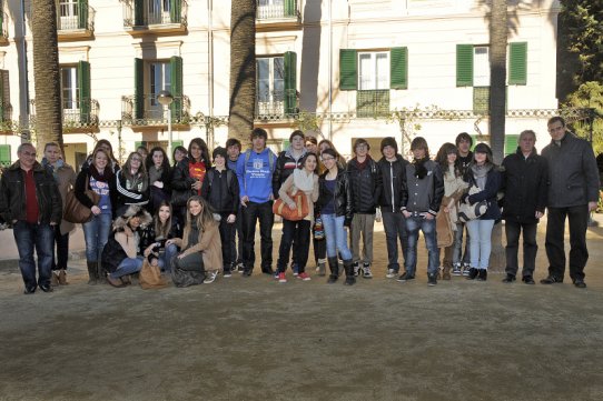 L'alcalde de Castellar, Ignasi Giménez, a la dreta de la imatge, amb els alumnes de l'institut del Grazailles