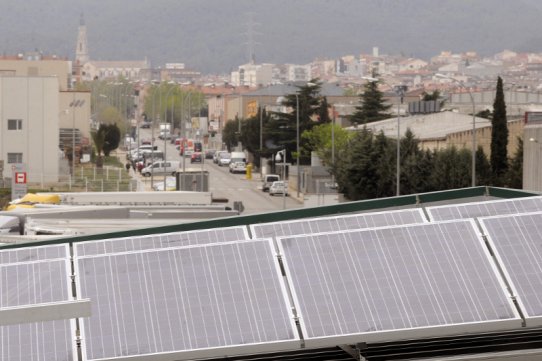 Plaques solars d'energia fotovoltaica instal·lades a la coberta de la Regidoria de Via Pública