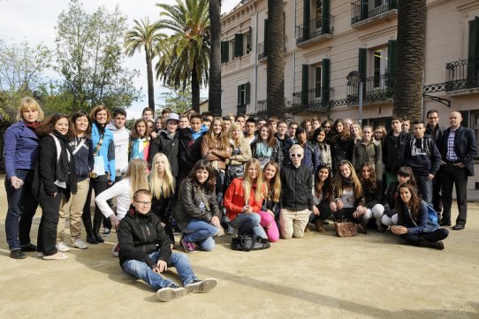 Foto de grup, amb l'alcalde de Castellar, davant l'edifici del Palau Tolrà
