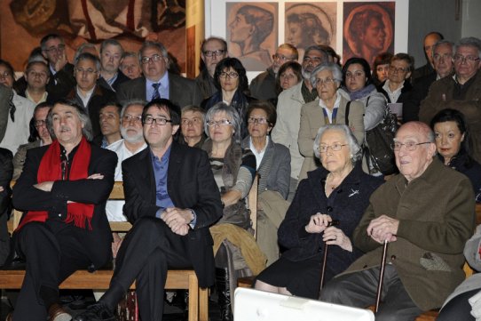 Raimon Roca, a la dreta de la imatge, durant l'acte d'inauguració de l'homenatge a la seva trajectòria, el passat 20 d'abril