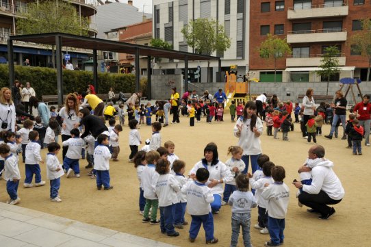 188 infants d’entre dos i tres anys celebren la Festa de la Primavera a la plaça Calissó