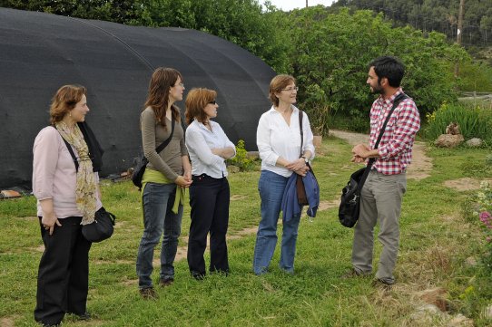 La regidora d'Educació, M. Antònia Puig, a la dreta de la imatge, en una visita a les instal·lacions del viver Tres Turons SCP