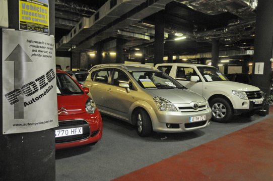 Espai d'exposició dels vehicles ubicat a l'aparcament soterrat de la plaça Major