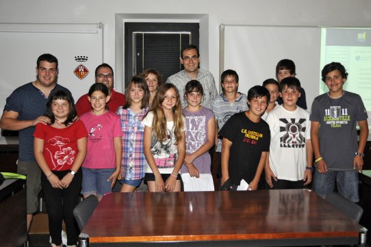 Els representants del Consell d'Infants, amb els regidors de Voluntariat, de Participació i d'Educació, i amb l'alcalde de Castellar