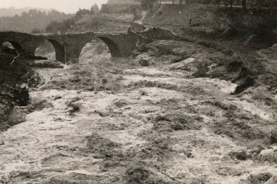 Imatge del Pont Vell durant la riuada de 1962