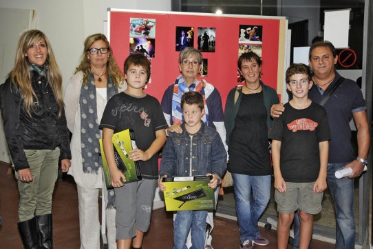 Els guanyadors del Ral·li Fotogràfic 2012, amb la regidora de Cultura, Pepa Martínez, durant l'acte de lliurament dels premis