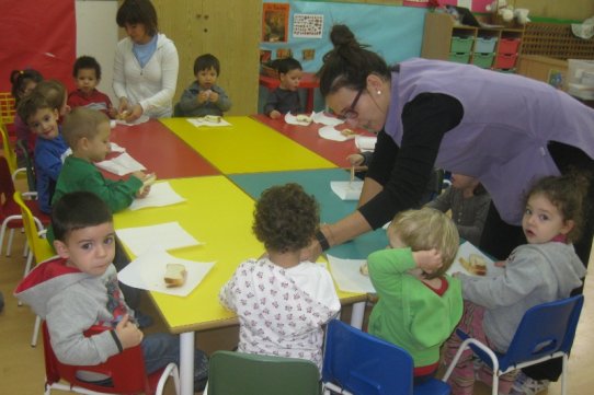 Una classe de la llar d'infants El Coral, menjant l'esmorzar saludable de 2012
