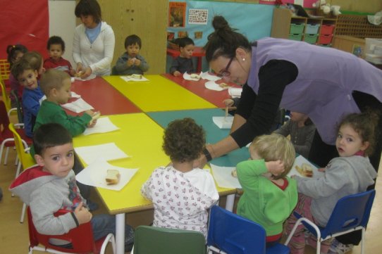 Una classe de la llar d'infants El Coral, menjant l'esmorzar saludable de 2012