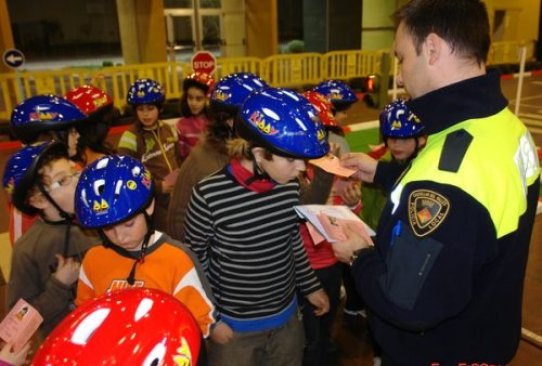 Alumnes del CEIP Emili Carles Tolrà rebent el "permís de conduir per a infants"