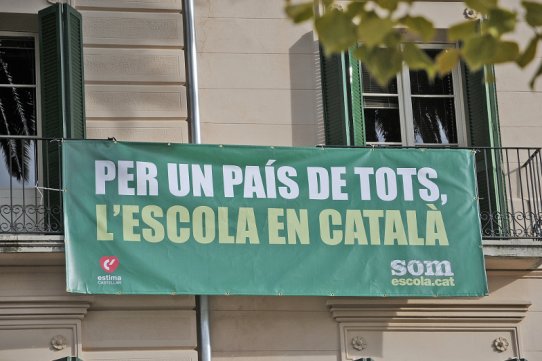 L’Ajuntament col·loca una pancarta a favor de l’escola en català a la façana del Palau Tolrà