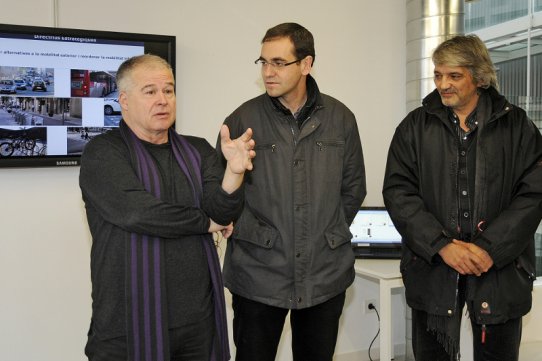 El regidor comissionat per la revisió del POUM, l'alcalde de Castellar i el director de l'equip redactor del POUM, durant l'obertura de l'exposició