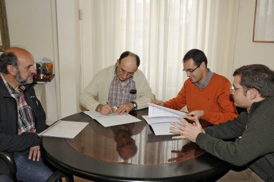 El president de l'ADF de Castellar, Jordi Casamada, i l'alcalde, Ignasi Giménez, al centre de la imatge, durant l'acte de signatura del conveni