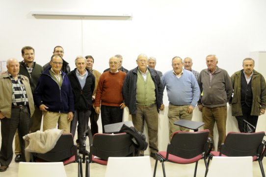 Imatge d'alguns dels membres de la Comunitat de Despeses de l'Horta del Brunet, amb l'alcalde de Castellar, Ignasi Giménez