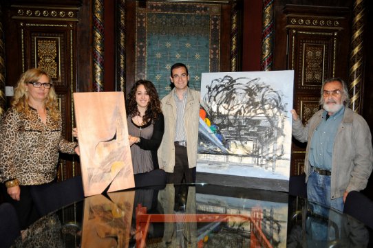 Joaquim Montserrat i Neus Segalés, en el moment del lliurament de les pintures a l'alcalde, Ignasi Giménez, i la regidora, Pepa Martínez