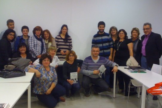 Roc Casagran, amb els alumnes del curs Suficiència 2 del Servei Local de Català de Castellar del Vallès