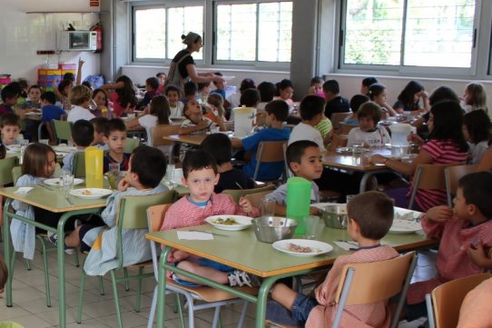 Infants al menjador d'una escola
