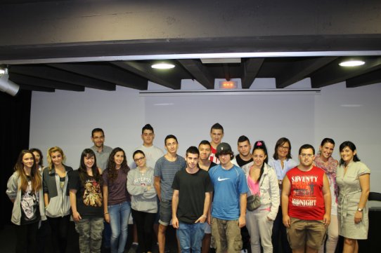 Els participants del PQPI, acompanyats de l'alcalde i la directora de l'INS Puig de la Creu i l'equip docent (Rocío Gómez)