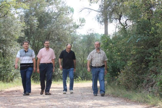 El tinent d'alcalde de Territori, l'alcalde, i els representants de SERNA i ADF, al Bosc de l'Esquerrà