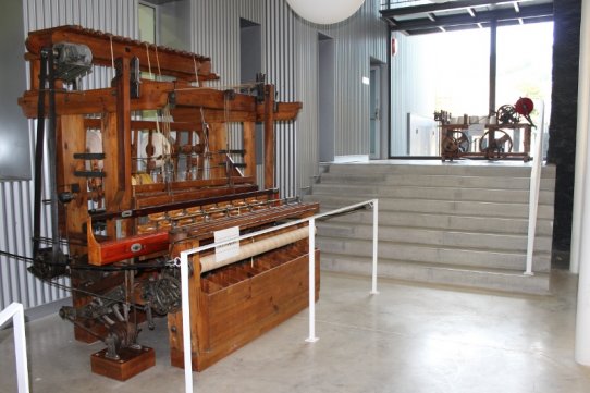 Imatge del teler i l'ordidor de principis del segle XX instal·lats a El Mirador
