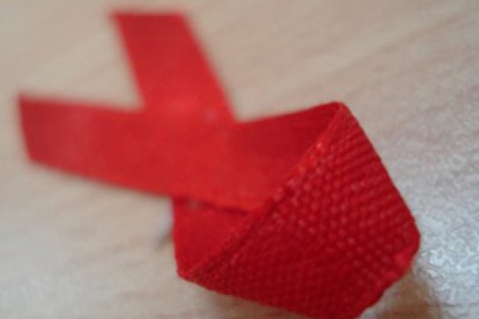 El llaç vermell es el símbol de la lluita contra la sida