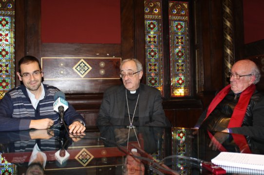 L'alcalde, Ignasi Giménez, Mons. Salvador Cristau, i mossèn Ramon Villarino a la capella del Palau Tolrà