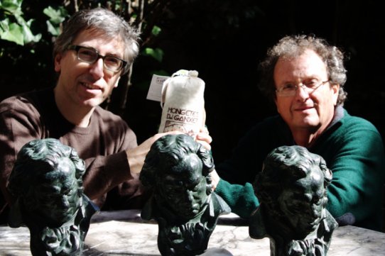 El cineasta David Trueba i el president del Club Cinema Castellar Vallès, amb les mongetes del ganxet i els premis Goya per "Vivir es fácil con los ojos cerrados"
