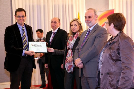 L'alcade, Ignasi Giménez, en el moment de rebre el Segell Infoparticipa de la UAB