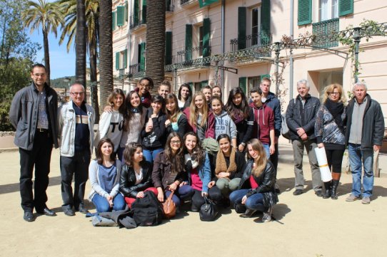 Els alumnes de Carcassonne, amb l'alcalde i la regidora de Cultura als jardins del Palau Tolrà