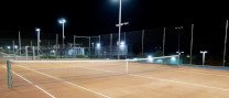 L’Ajuntament completa la instal·lació de llums LED a les pistes de tennis i repara els parquets dels pavellons Blume i Puigverd