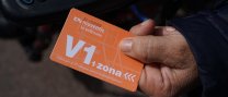 L’Ajuntament presenta la targeta V1 taronja de transport adreçada a les persones amb diversitat funcional