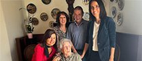 Maria Rosa Aldaz Torrella rep la Medalla Centenària amb motiu del seu 100è aniversari
