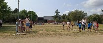 L’“English Day” omple la plaça de la Fàbrica Nova de jocs i cançons en anglès