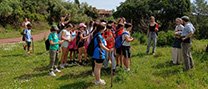 L’alumnat de Castellar descobreix el bosc amb una experiència teatral immersiva i educativa