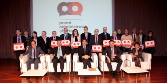 Foto de família dels guardonats i autoritats assistents al lliurament dels Premis Administració Oberta