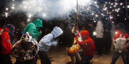 Imatge d'un moment del correfoc infantil de la Festa Major 2014.