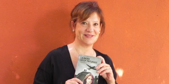 L'escriptora Gisela Pou, amb un exemplar del seu llibre "La noia de mitjanit".