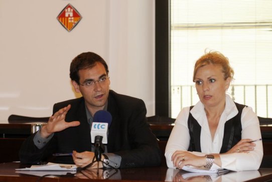 L'alcalde, Ignasi Giménez, i la regidora d'Esports, Pepa Martínez, durant la presentació dels resultats de l'enquesta
