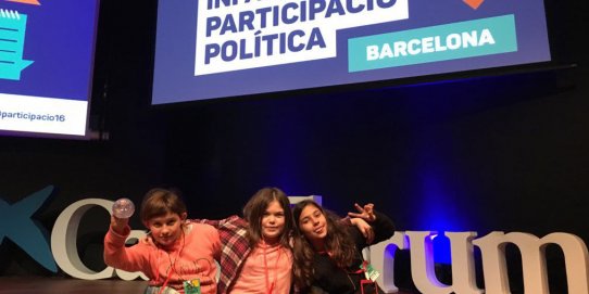 Tres dels representants del Consell d'Infants de Castellar que han participat al simposi.