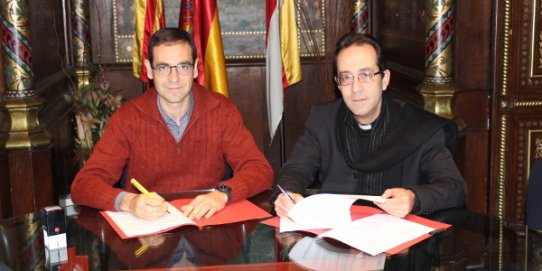 L'alcalde i mossèn Fluriach, a la Sala de la Capella del Palau Tolrà durant la signatura del protocol.