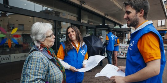 Els agents cívics durant la campanya d’educació i sensibilització sobre recollida selectiva de residus.