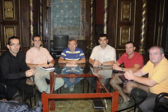 L'alcalde, Ignasi Giménez, amb els representants de la nova associació