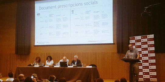 El cap d’unitat de Salut, Joan Elvira, presentant el balanç del primer any d’implantació de la prescripció social en el marc d’una jornada organitzada pel Consorci de Salut i Social de Catalunya.