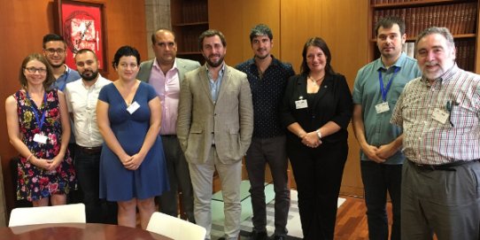 El Conseller de Salut, Antoni Comín, amb els representants municipals que van assistir a la reunió.