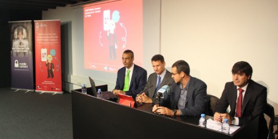 Representants de l'Ajuntament, del Consorci AOC, de l'associació GSMA i de l'operadora Vodafone en l'acte de presentació del projecte pilot.